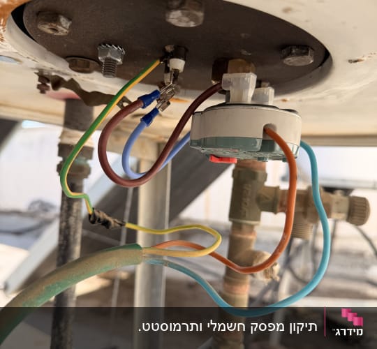 חיבורים חשמליים בתחתית דוד שמש
